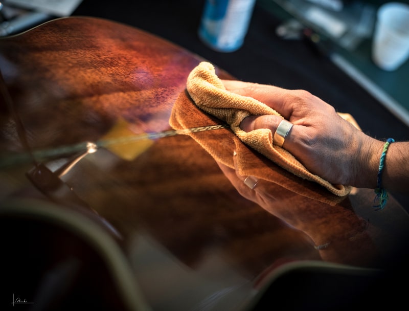 enverniar uma guitarra