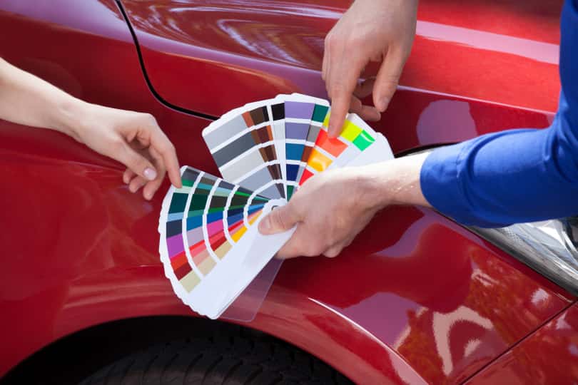 Como fazer um retoque numa pintura da carroçaria?