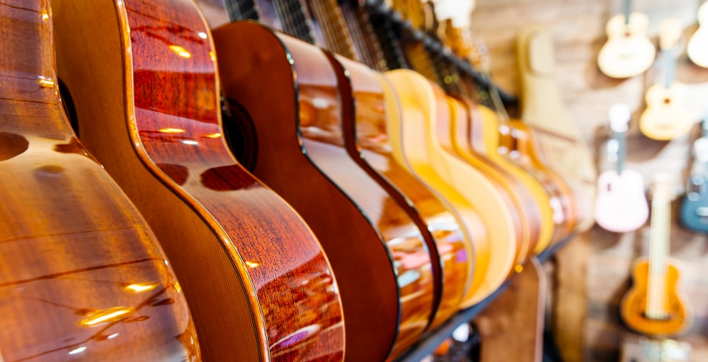 O envernizamento de uma guitarra